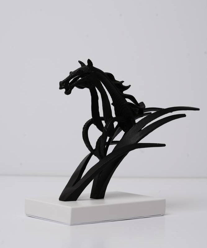 حصان بقاعدة رخامية